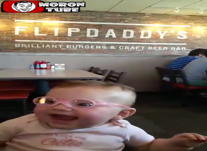 Video :For the first time, a newborn is able to view his parents' faces clearly